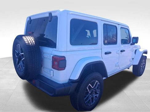 Used 2025 Jeep Wrangler Sahara image 6