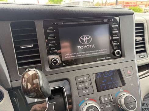 Used 2018 Toyota Sienna XLE w/ Entertainment Package FWD image 31