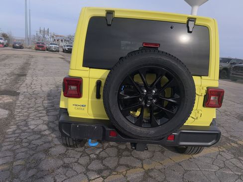 Used 2023 Jeep Wrangler Unlimited Sahara w/ Cold Weather Group image 8