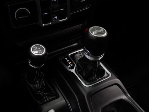 Used 2020 Jeep Wrangler Unlimited Sahara w/ Cold Weather Group AWD/4WD image 21