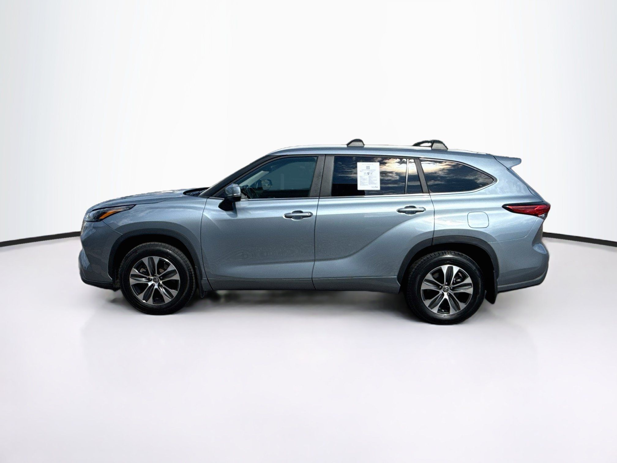 Used 2023 Toyota Highlander XLE AWD/4WD image 4