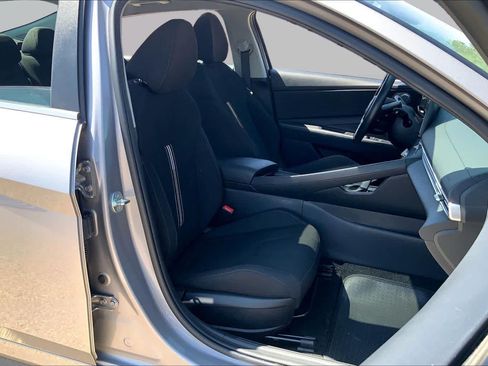 Used 2025 Hyundai Elantra SEL FWD image 9