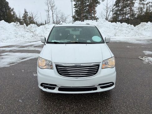 Used 2016 Chrysler Town & Country Touring FWD image 11