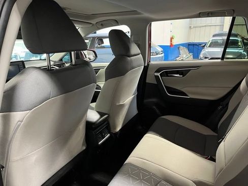 Used 2020 Toyota RAV4 XLE w/ Convenience Package FWD image 16