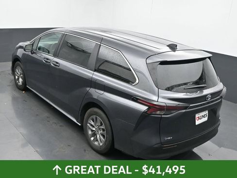 Used 2025 Toyota Sienna LE image 38