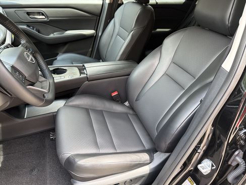 Used 2025 Nissan Rogue SV w/ SV Premium Package FWD image 18