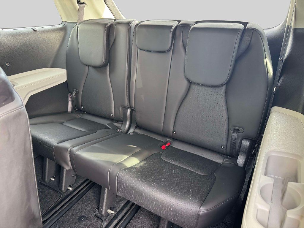 Used 2024 Kia Carnival EX FWD image 11