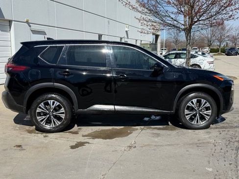 Used 2021 Nissan Rogue SV image 2