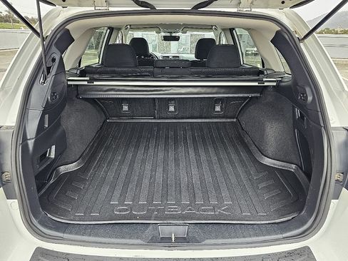 Used 2018 Subaru Outback 2.5i Premium image 11