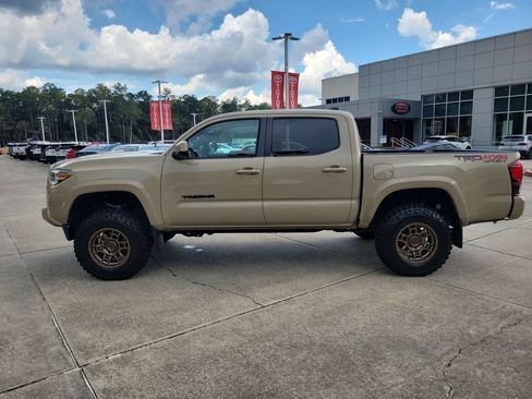 Used 2018 Toyota Tacoma TRD Sport w/ Technology Package AWD/4WD image 2