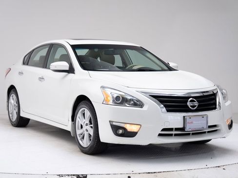 Used 2013 Nissan Altima 2.5 SL w/ Technology Pkg FWD image 3