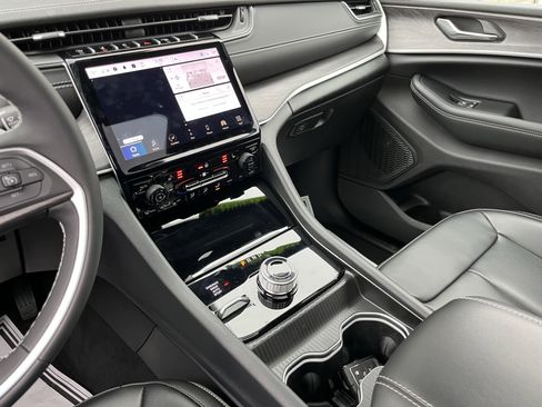 Used 2025 Jeep Grand Cherokee Limited image 26