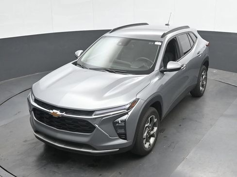 Used 2025 Chevrolet Trax LT w/ LT Convenience Package FWD image 32