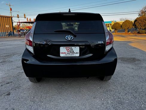 Used 2016 Toyota Prius C Two image 9