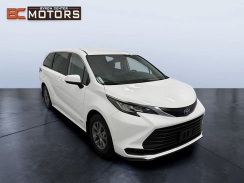 Used 2021 Toyota Sienna LE image 7