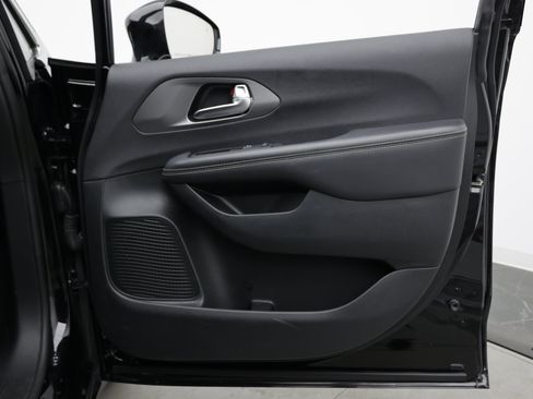 Used 2025 Chrysler Pacifica Select FWD image 42