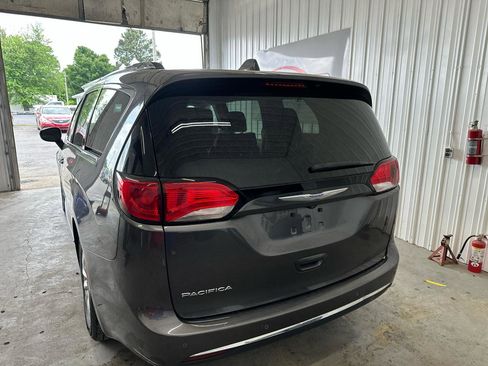 Used 2018 Chrysler Pacifica Touring-L FWD image 4