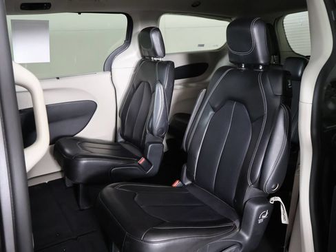 Used 2023 Chrysler Pacifica Touring-L FWD image 32