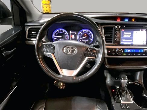 Used 2018 Toyota Highlander XLE AWD/4WD image 6