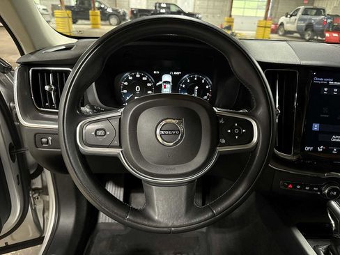 Used 2018 Volvo XC60 T6 Momentum w/ Advanced Package image 17