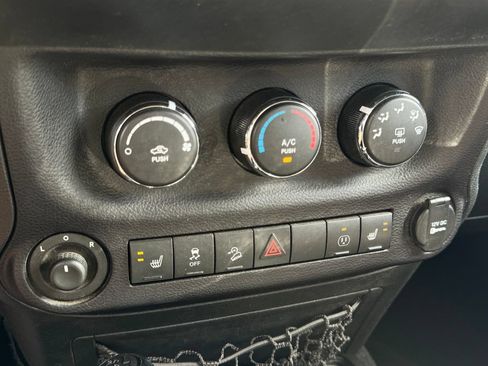 Used 2015 Jeep Wrangler Unlimited Sahara w/ Connectivity Group AWD/4WD image 22
