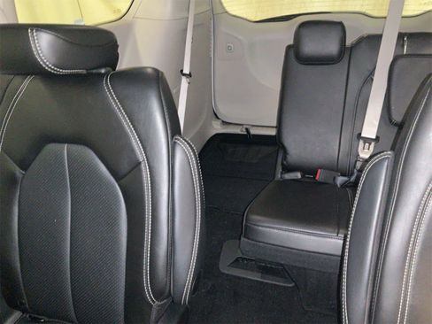 Used 2024 Chrysler Pacifica Touring-L image 13