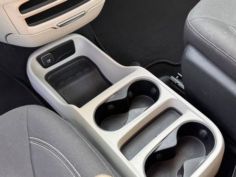 Used 2022 Chrysler Voyager LX image 18