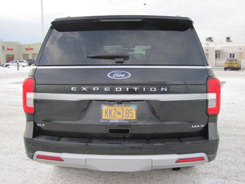 Used 2024 Ford Expedition Max XLT image 4