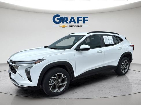 Used 2024 Chevrolet Trax LT FWD image 2