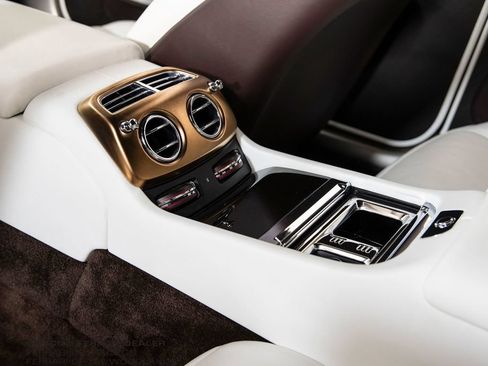 Used 2018 Rolls-Royce Dawn RWD image 17