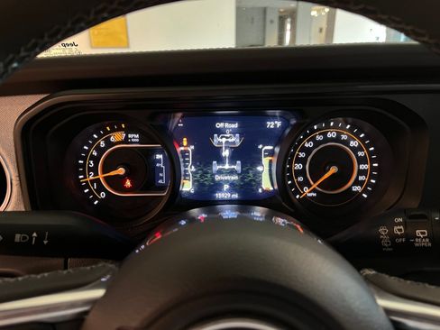 Used 2025 Jeep Wrangler Unlimited Sahara AWD/4WD image 40