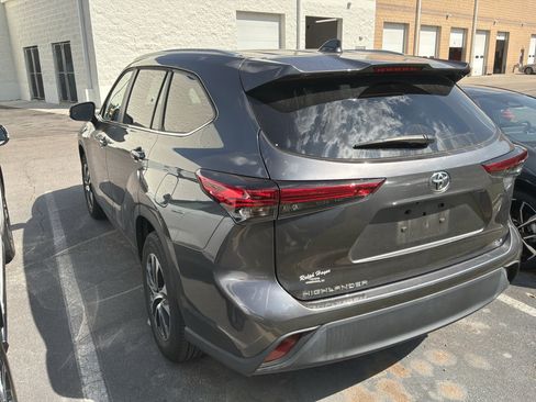Used 2023 Toyota Highlander XLE FWD image 9