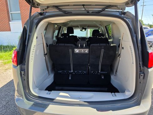 Used 2020 Chrysler Pacifica Touring w/ Advanced Safetytec Group FWD image 8