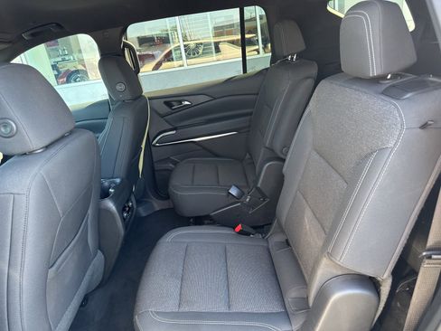 Used 2025 Chevrolet Traverse LT image 18