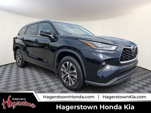 Used 2021 Toyota Highlander XLE AWD/4WD image 1