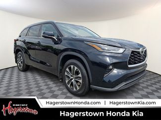 Used 2021 Toyota Highlander XLE AWD/4WD video 1
