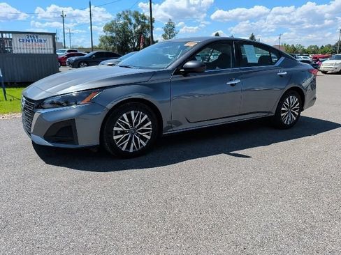 Used 2025 Nissan Altima 2.5 SV FWD image 1