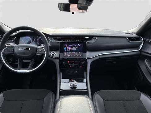 Used 2025 Jeep Grand Cherokee L Altitude image 17