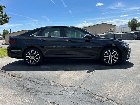 Used 2025 Volkswagen Jetta SE FWD image 12
