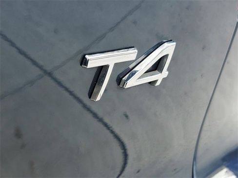 Used 2021 Volvo XC40 T4 Momentum w/ Premium Package image 8