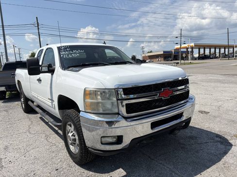 Used 2011 Chevrolet Silverado 2500 LT w/ Interior Plus Package AWD/4WD image 4