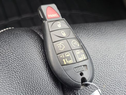 Used 2014 Chrysler Town & Country Touring-L w/ Trailer Tow Group FWD image 32