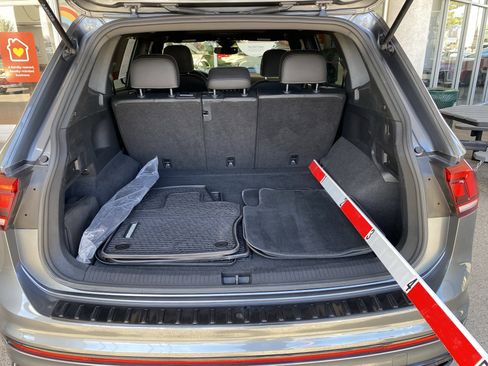 Used 2023 Volkswagen Tiguan SE R-Line image 17