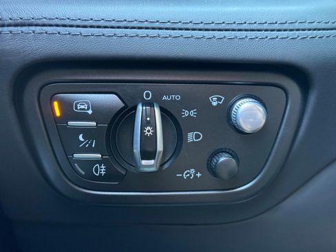 Used 2022 Bentley Bentayga AWD/4WD image 18
