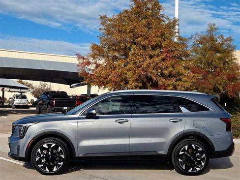 Used 2025 Kia Sorento EX image 4