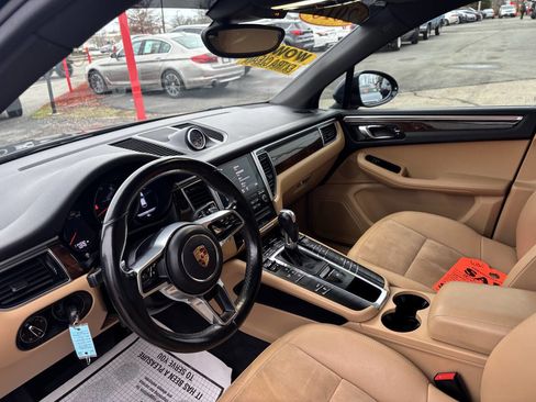 Used 2018 Porsche Macan Base AWD 4dr SUV image 57