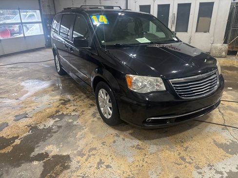 Used 2014 Chrysler Town & Country Touring image 1