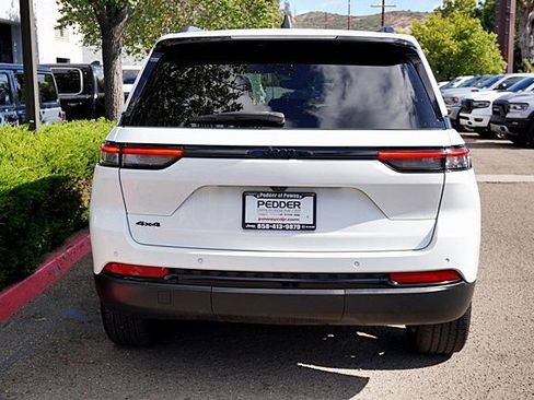 Used 2023 Jeep Grand Cherokee Altitude AWD/4WD image 10