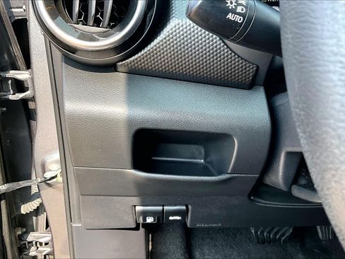 Used 2021 Nissan Kicks SV FWD image 32