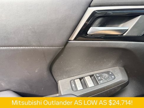 Used 2025 Mitsubishi Outlander SE FWD image 27